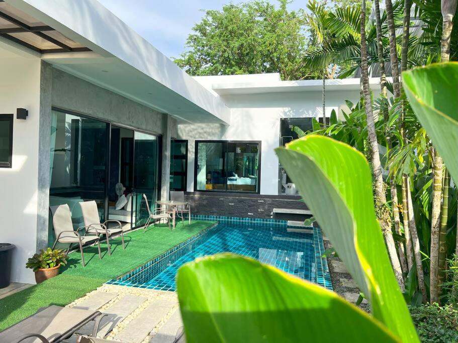een zwembad in de achtertuin van een villa bij Intimate Oasis, 2 bedrooms Pool in Kata Beach