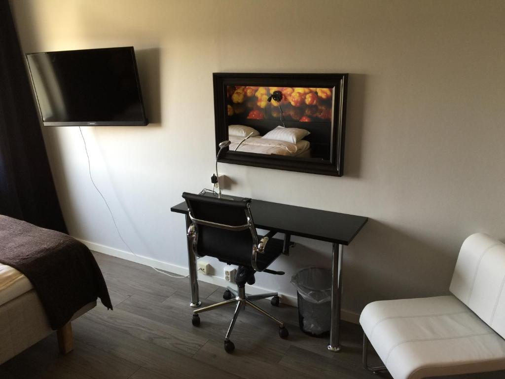 TV a/nebo společenská místnost v ubytování Hotell Smedjan