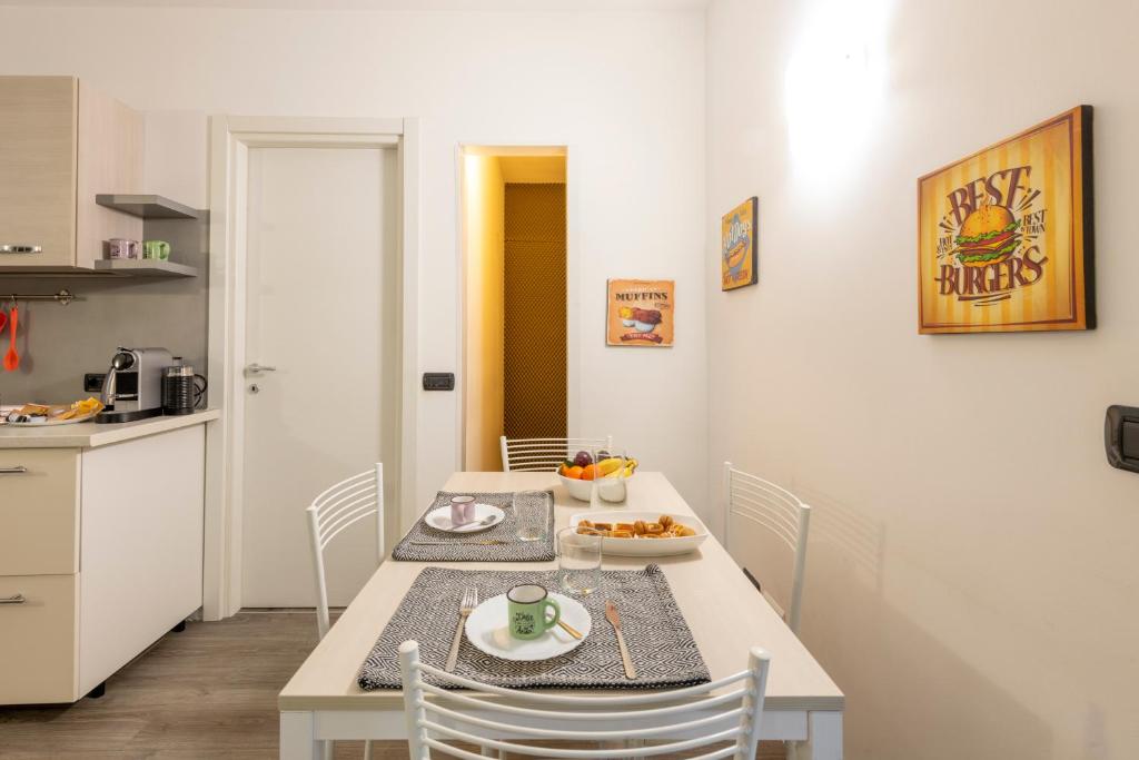 A kitchen or kitchenette at BnButler - Archimede 53 - Bright Studio