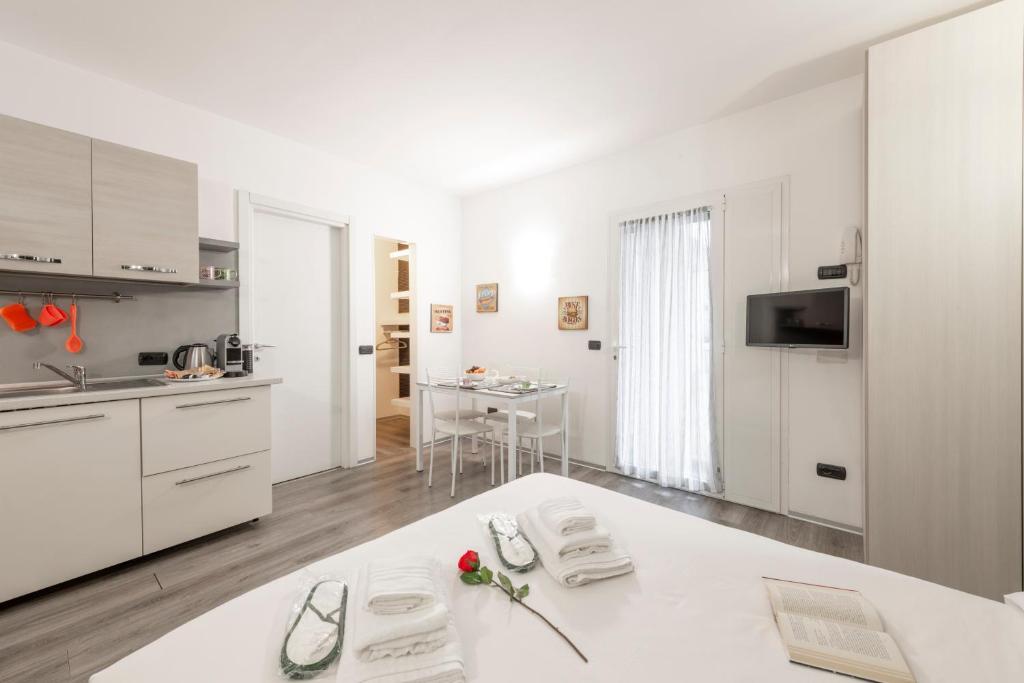 A kitchen or kitchenette at BnButler - Archimede 53 - Bright Studio