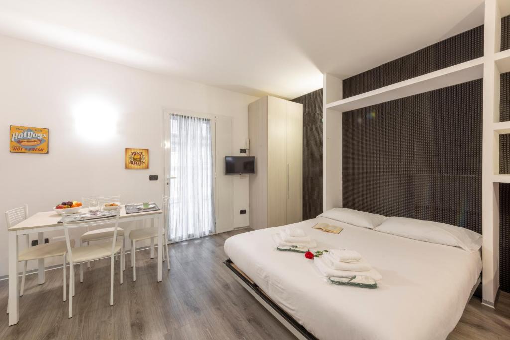A bed or beds in a room at BnButler - Archimede 53 - Bright Studio