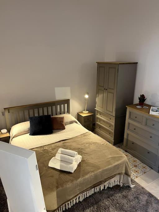 1 dormitorio con 1 cama con 2 toallas en Rabat Pied-a-terre, en Rabat