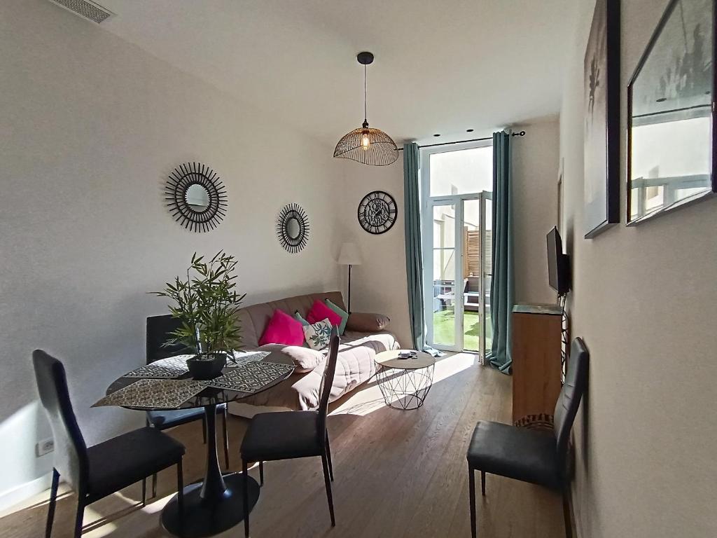 un salon avec une table et un canapé dans l'établissement Superbe 2 pièces Carré d’or avec grande Terrasse, à Nice