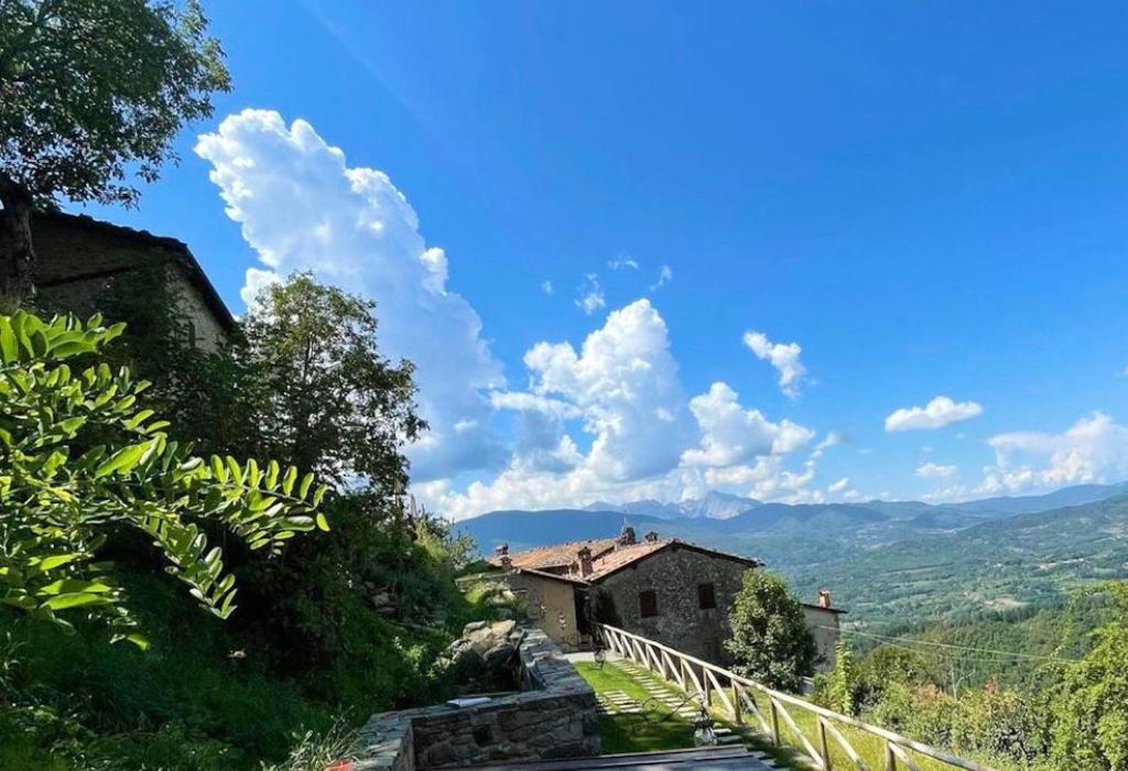 une maison sur une colline avec vue sur les montagnes dans l'établissement ISA-Rooms with private bathroom in a villa with fenced garden surrounded by greenery in the Garfagnana area, shared kitchen, shared hydromassage tub and sauna, à Sillico