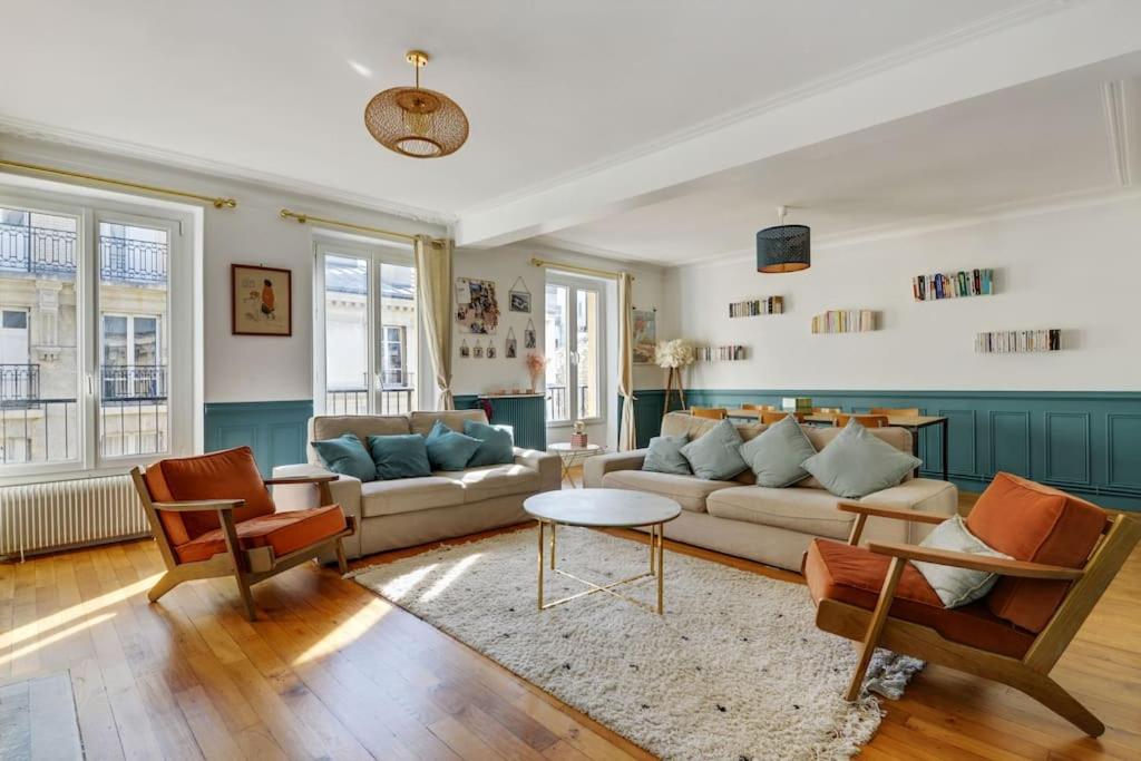 un salon avec un canapé et une table dans l'établissement En plein coeur de Levallois appartement de famille, à Levallois-Perret