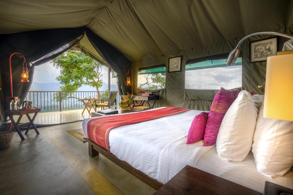 ein Schlafzimmer mit einem Bett in einem Zelt in der Unterkunft Madulkelle Tea and Eco Lodge in Kandy
