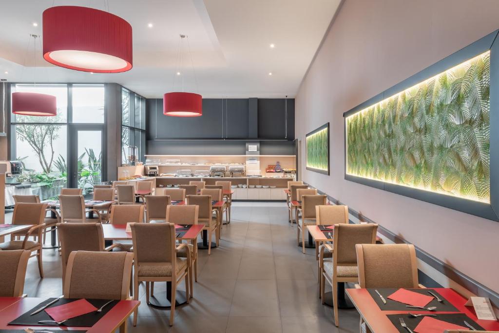 A seating area at Sunotel Club Central