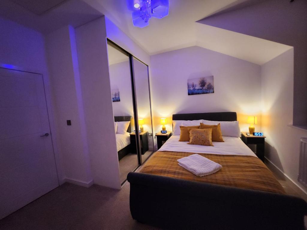 Beautifully Fab 3 bedroom 4 beds New home 8 guests Stretford Trafford