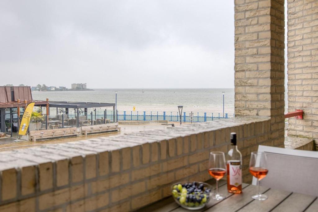 Rõdu või terrass majutusasutuses Appartement Strand Makkum