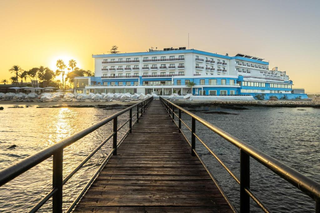 hotel na molo przy wodzie w obiekcie Arkin Palm Beach Hotel w mieście Famagusta