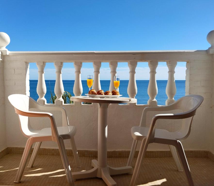 einen Tisch mit zwei Gläsern Orangensaft auf dem Balkon in der Unterkunft Manilva Sabinillas Sea Views by Homing in Manilva