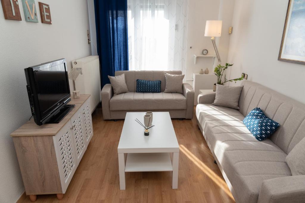 TV a/nebo společenská místnost v ubytování Ballas View