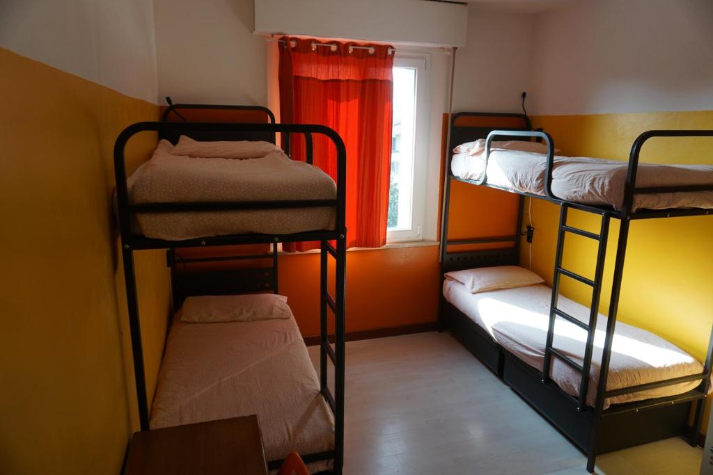 Postel nebo postele na pokoji v ubytování Sunflower City Student Hostel & Bar