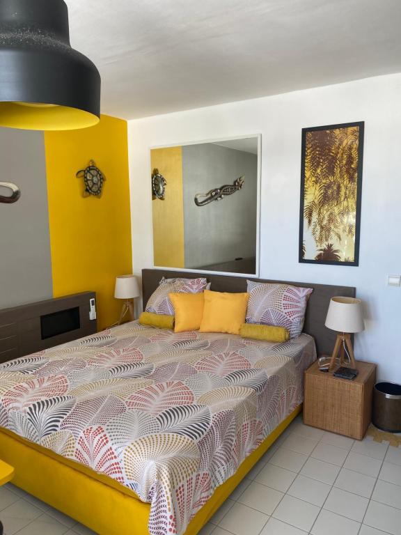 Giường trong phòng chung tại Studio Iguanao Maganao Les pieds dans l eau