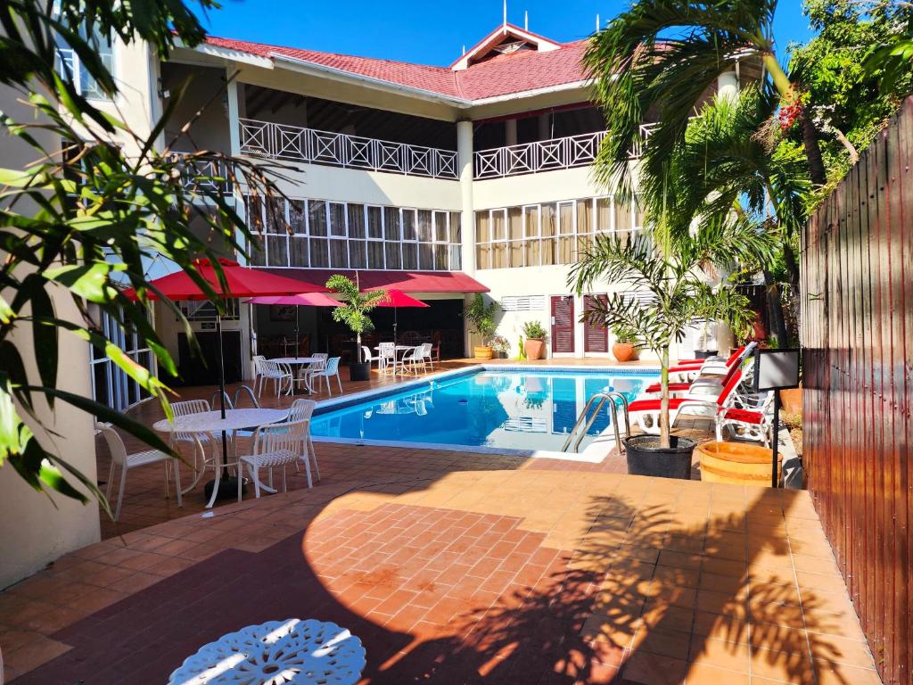 - une vue sur la piscine de l'hôtel dans l'établissement Altamont Court Hotel, à Kingston