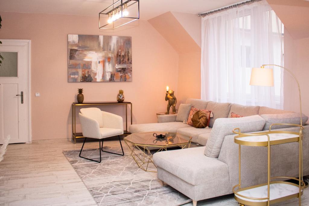 un soggiorno con divano e tavolo di Leister Apartment Cisnadie a Cisnădie
