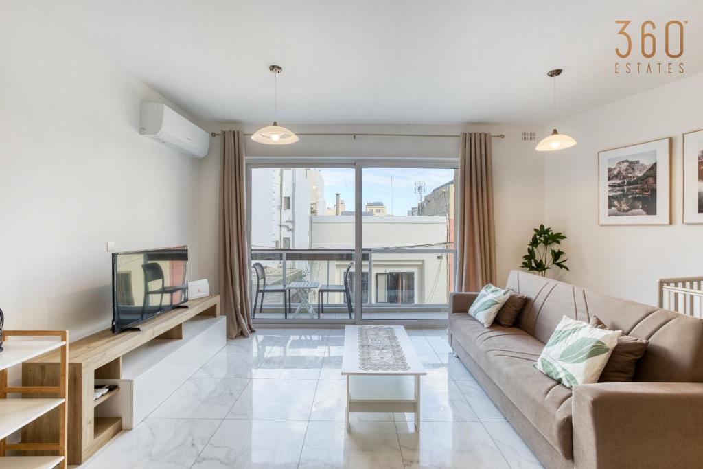 Posezení v ubytování A lovely 2BR home, in the centre of Marsaxlokk by 360 Estates