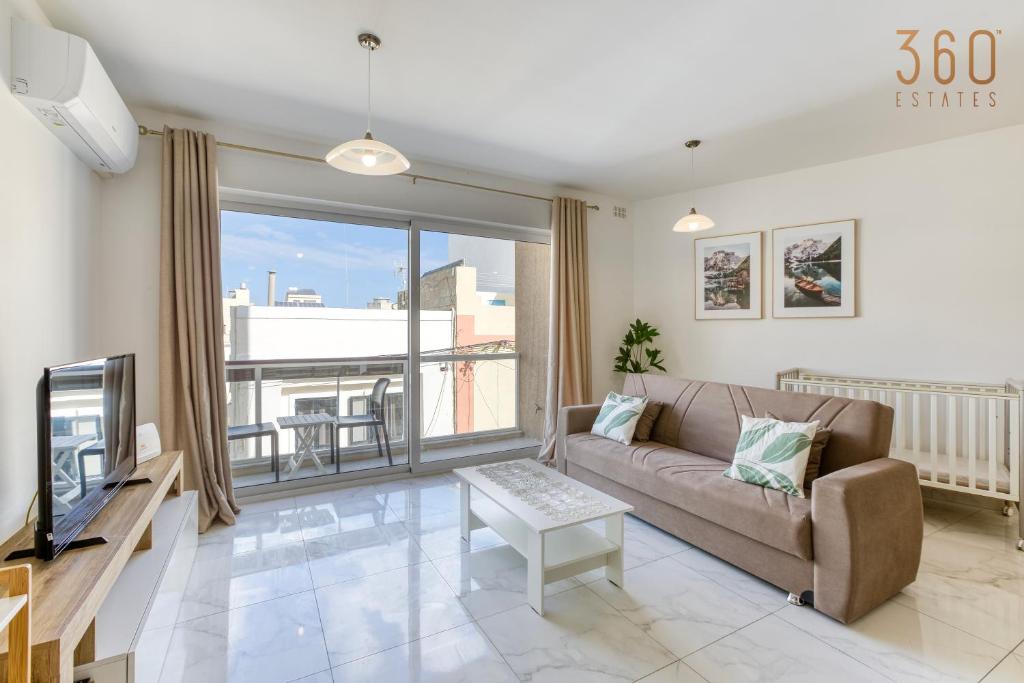 Posezení v ubytování A lovely 2BR home, in the centre of Marsaxlokk by 360 Estates