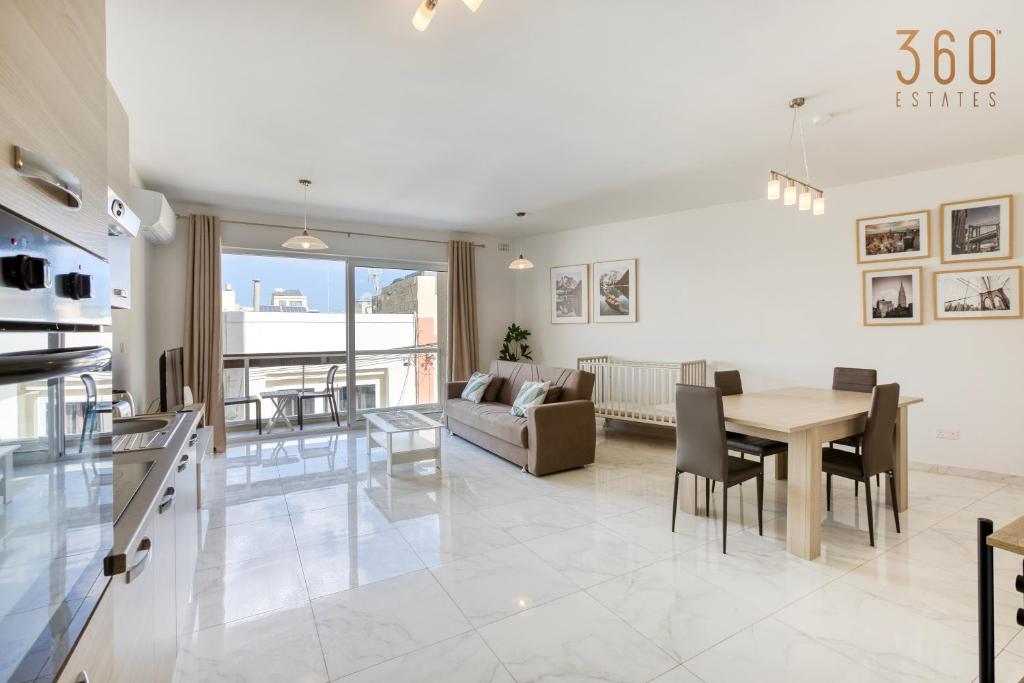 Posezení v ubytování A lovely 2BR home, in the centre of Marsaxlokk by 360 Estates