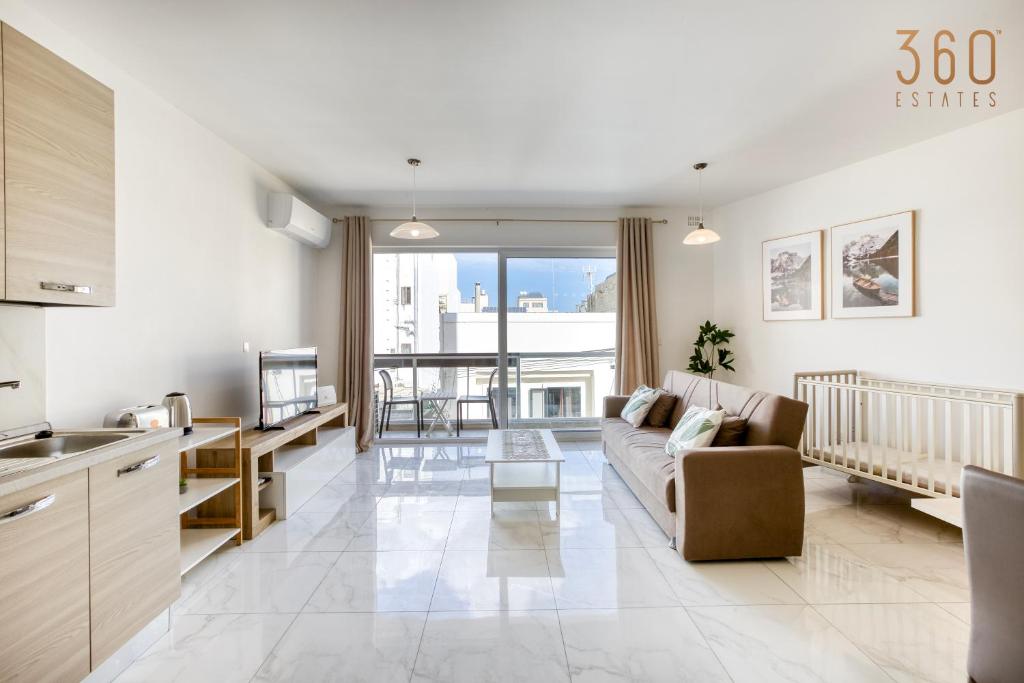 Posezení v ubytování A lovely 2BR home, in the centre of Marsaxlokk by 360 Estates