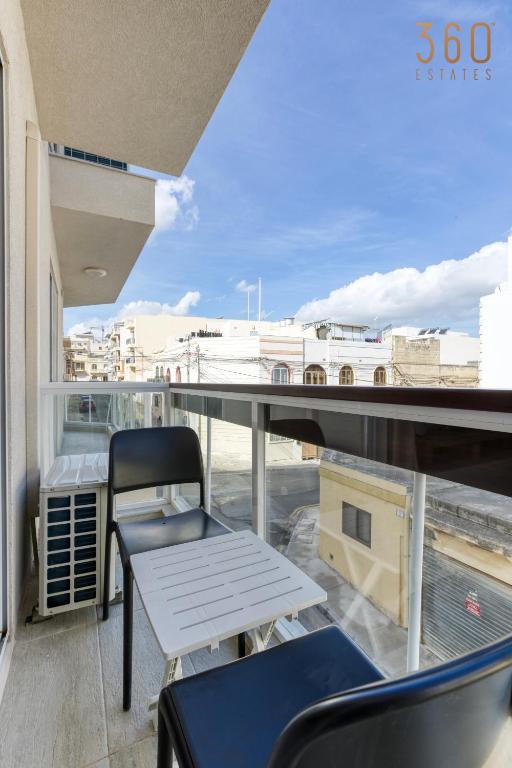 Balkón nebo terasa v ubytování A lovely 2BR home, in the centre of Marsaxlokk by 360 Estates