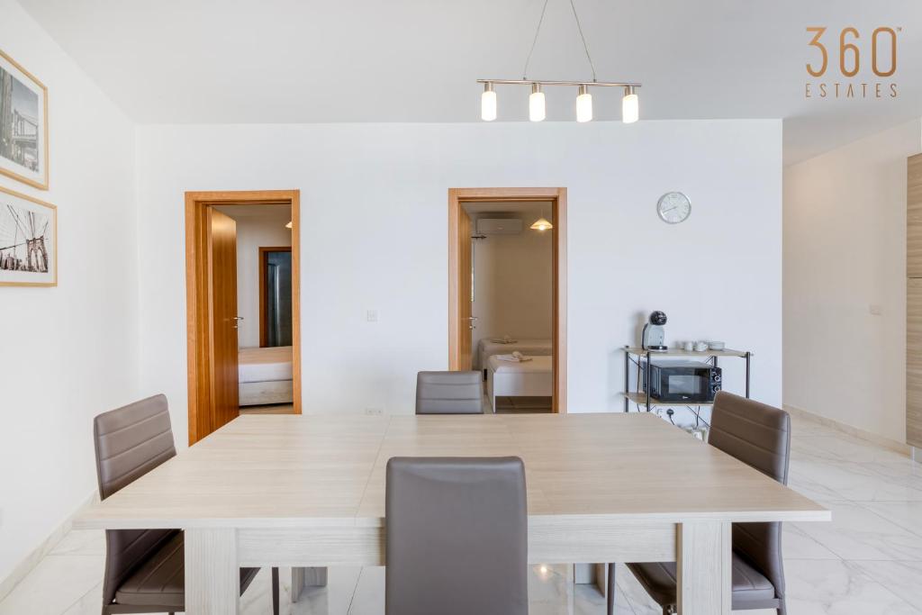 Posezení v ubytování A lovely 2BR home, in the centre of Marsaxlokk by 360 Estates