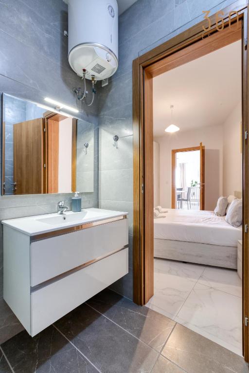 Postel nebo postele na pokoji v ubytování A lovely 2BR home, in the centre of Marsaxlokk by 360 Estates