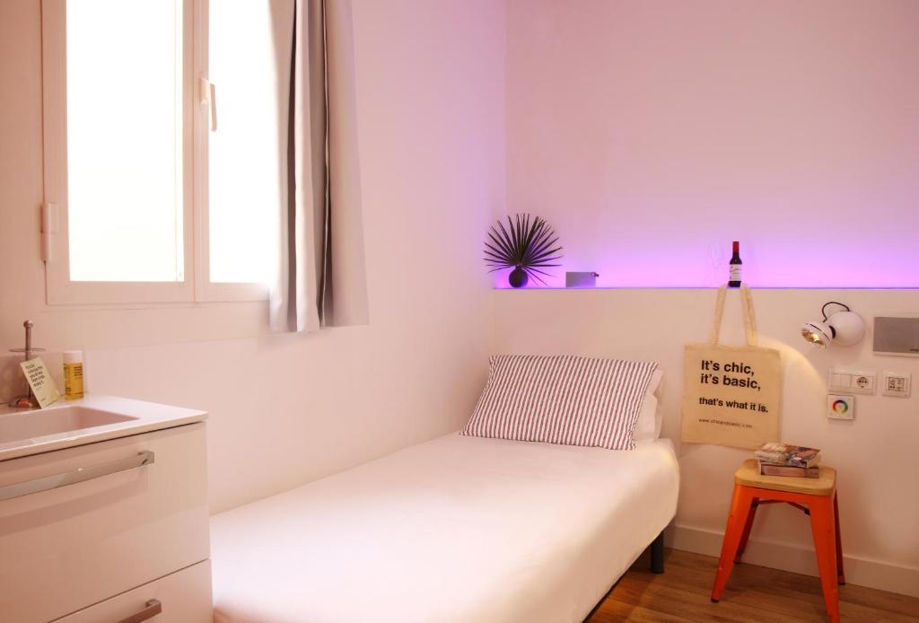 Postel nebo postele na pokoji v ubytování Chic & Basic Tallers Hostal