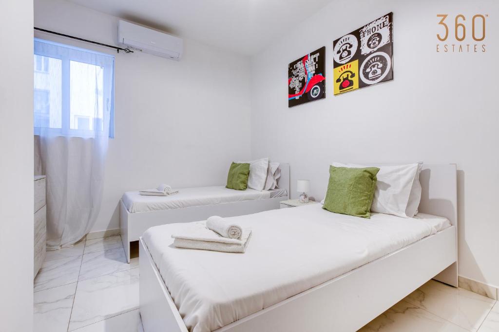 Postel nebo postele na pokoji v ubytování A lovely 2BR home, in the centre of Marsaxlokk by 360 Estates