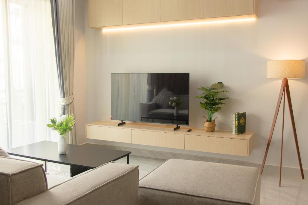 TV a/nebo společenská místnost v ubytování Sky Park Condotel & Residence
