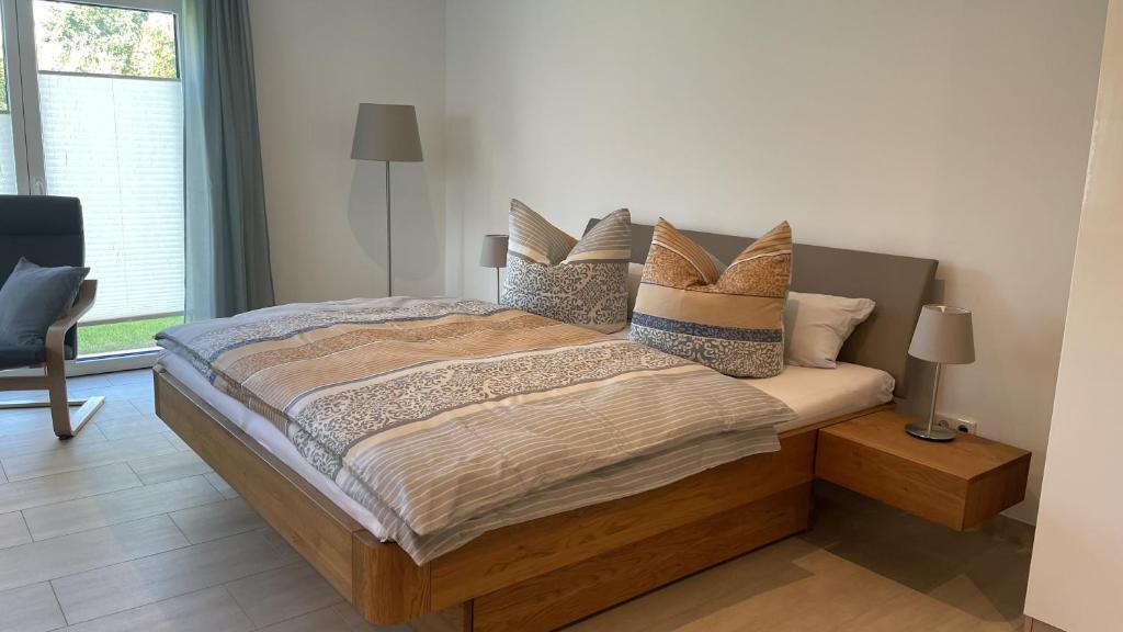 Un dormitorio con una cama grande con almohadas. en Ferienwohnung Am Wall, en Radeberg