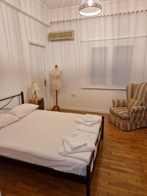 een slaapkamer met een bed en een stoel bij Anna's in Politiká