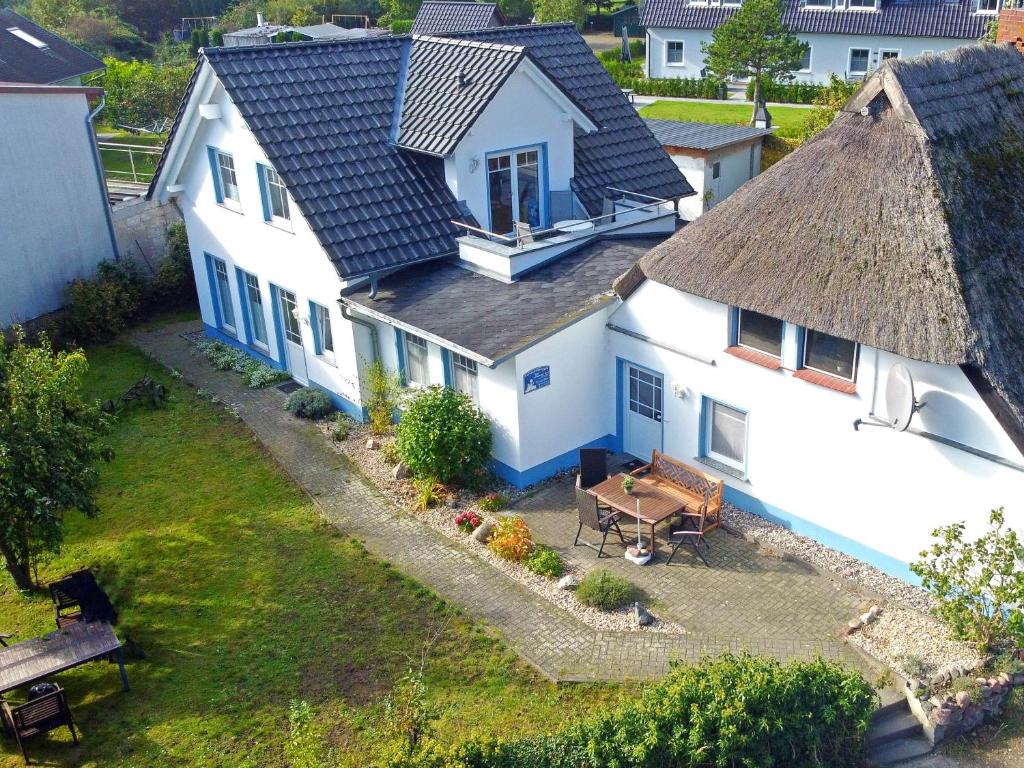eine Luftansicht eines weißen Hauses mit einem Dach in der Unterkunft Ferienwohnungen Gross Zicker Rüg 791-2 in Groß Zicker