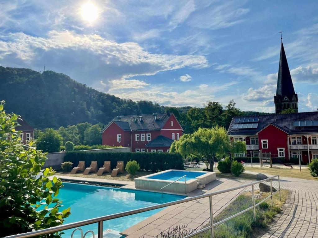 een resort met een zwembad en een kerk bij Hotelpark Bodetal "große Ferienwohnung" in Thale