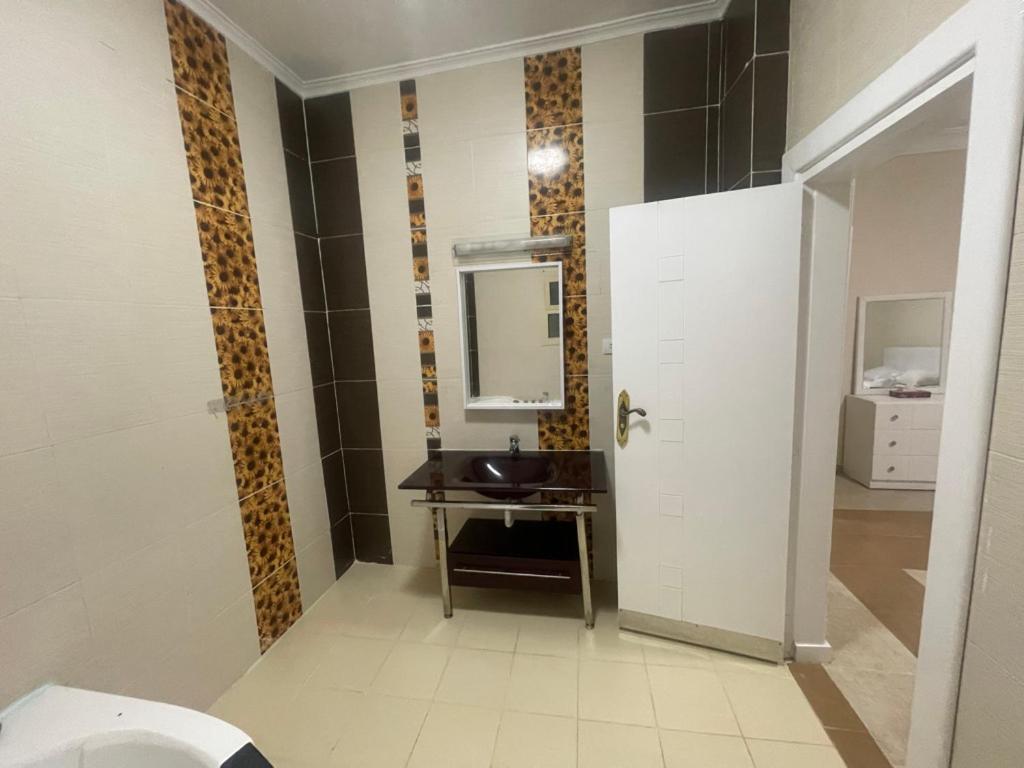 赫尔格达Hurghada-Magawish Villa 6的带水槽和镜子的浴室