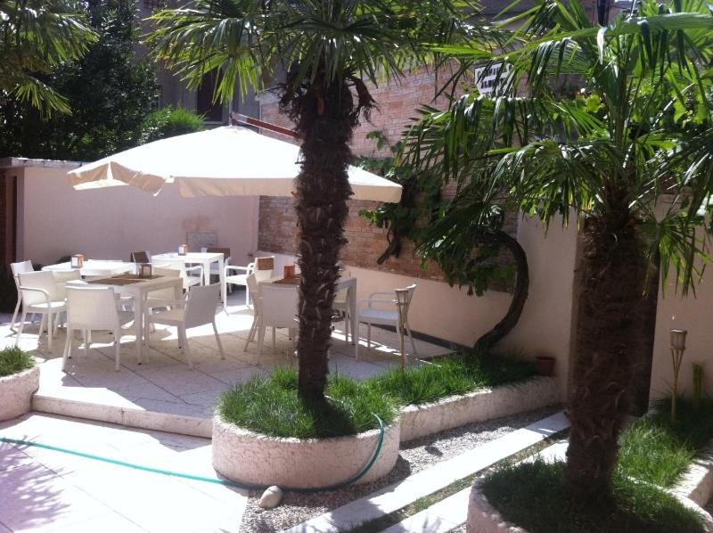 A garden outside Hotel La Pergola di Venezia