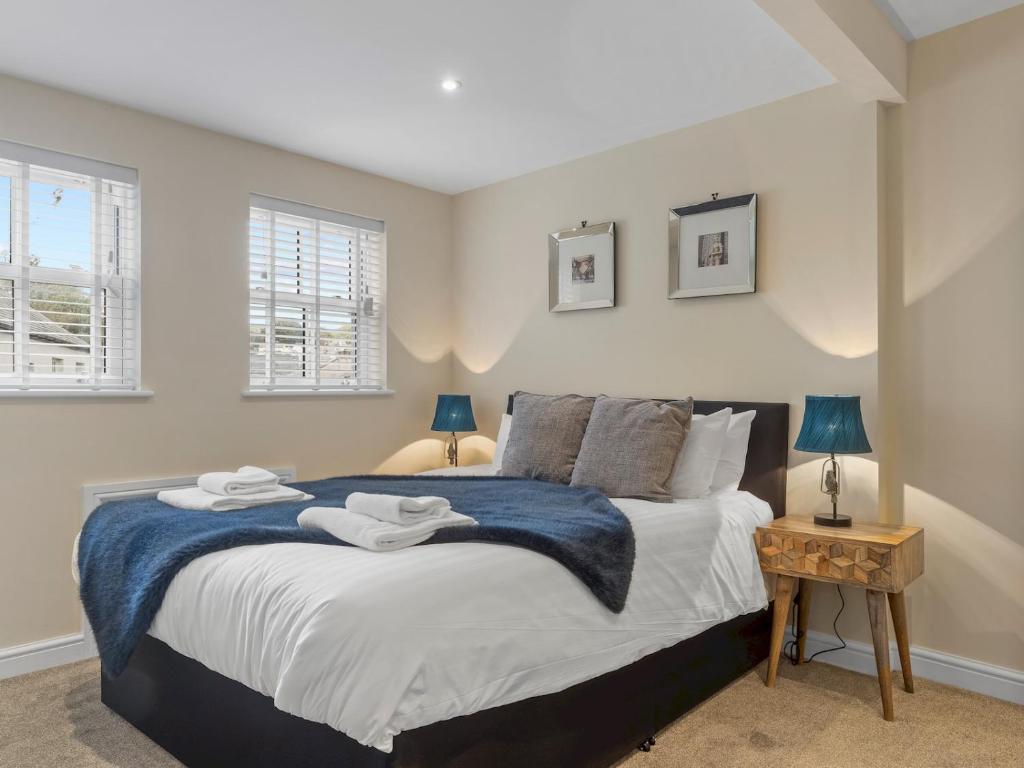 Un dormitorio con una cama con una manta azul. en Pass the Keys Stylish 2 Bed Ulverston Town Centre, en Ulverston