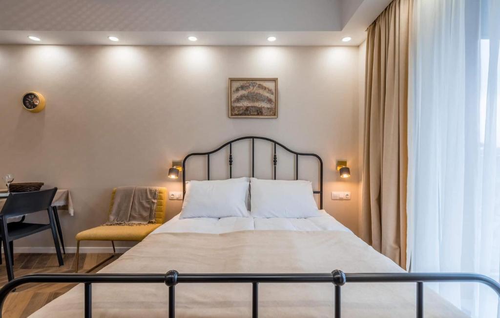 מיטה או מיטות בחדר ב-New Gudauri Neo Apartment 306