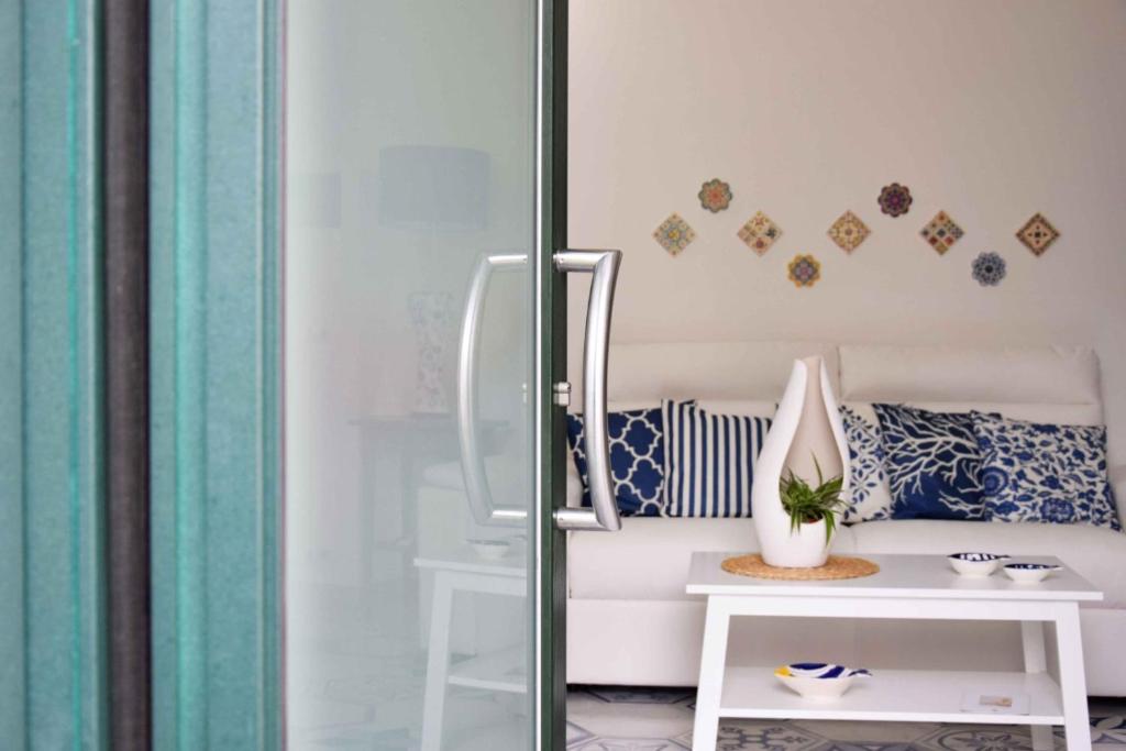 ミノーリにあるMela & Cannella accommodationの白いソファとテーブルが備わる客室です。