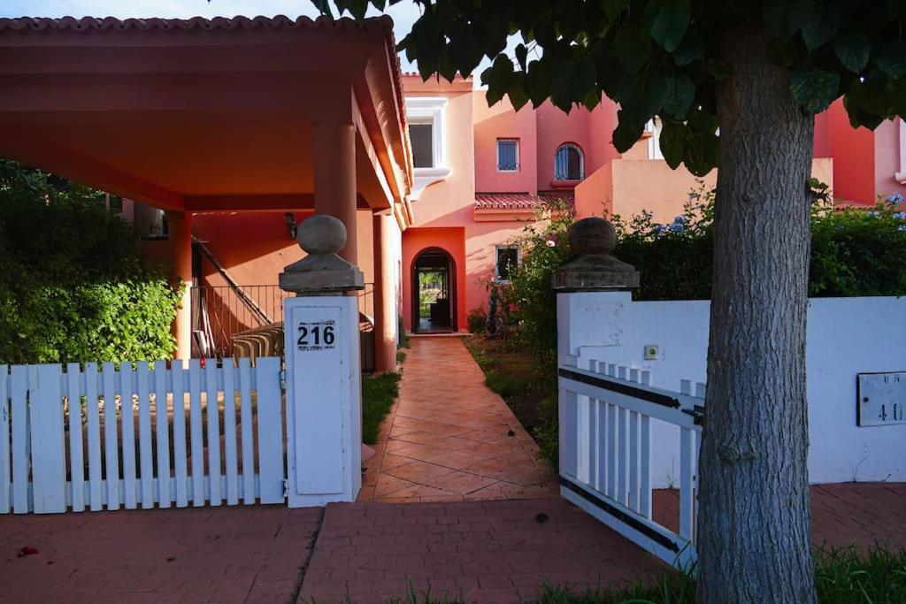 una recinzione bianca di fronte a una casa con cancello di Villa luxueuse au centre du golf a Bouznika