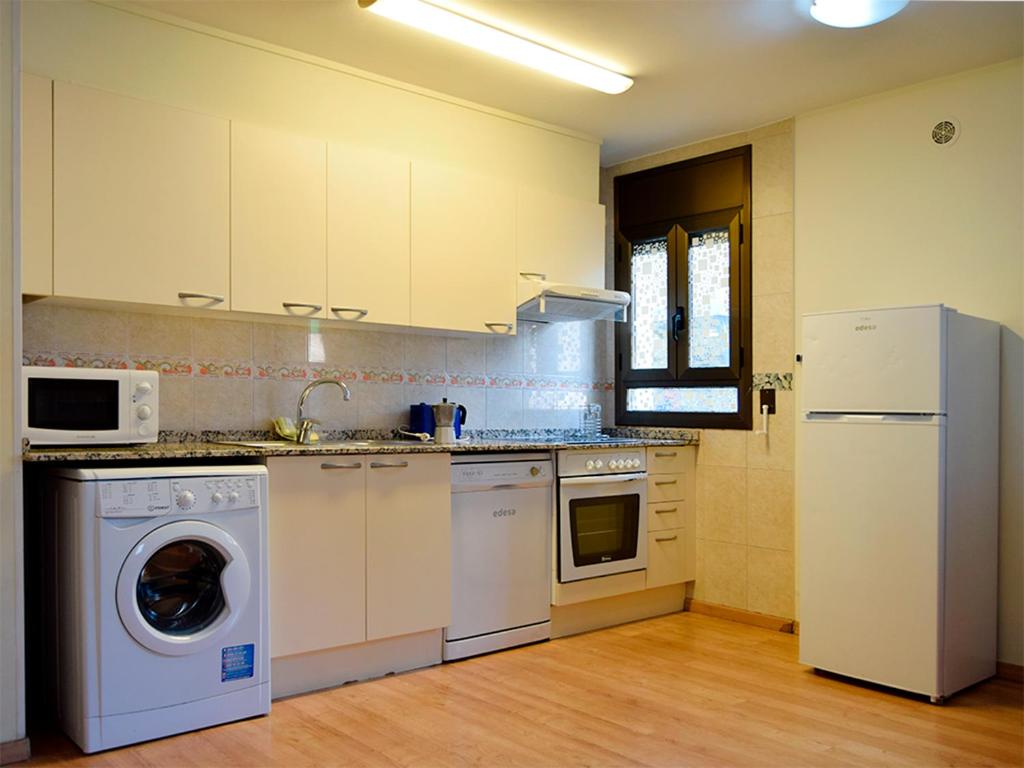 Kuchyň nebo kuchyňský kout v ubytování Apartamentos Pantebre 3000