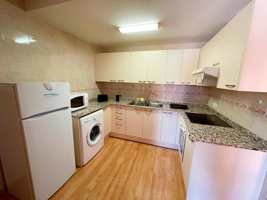Kuchyň nebo kuchyňský kout v ubytování Apartamentos Pantebre 3000