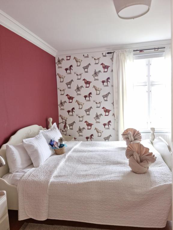 una camera da letto con un letto bianco e un muro con pipistrelli di Herrgård a Jörn