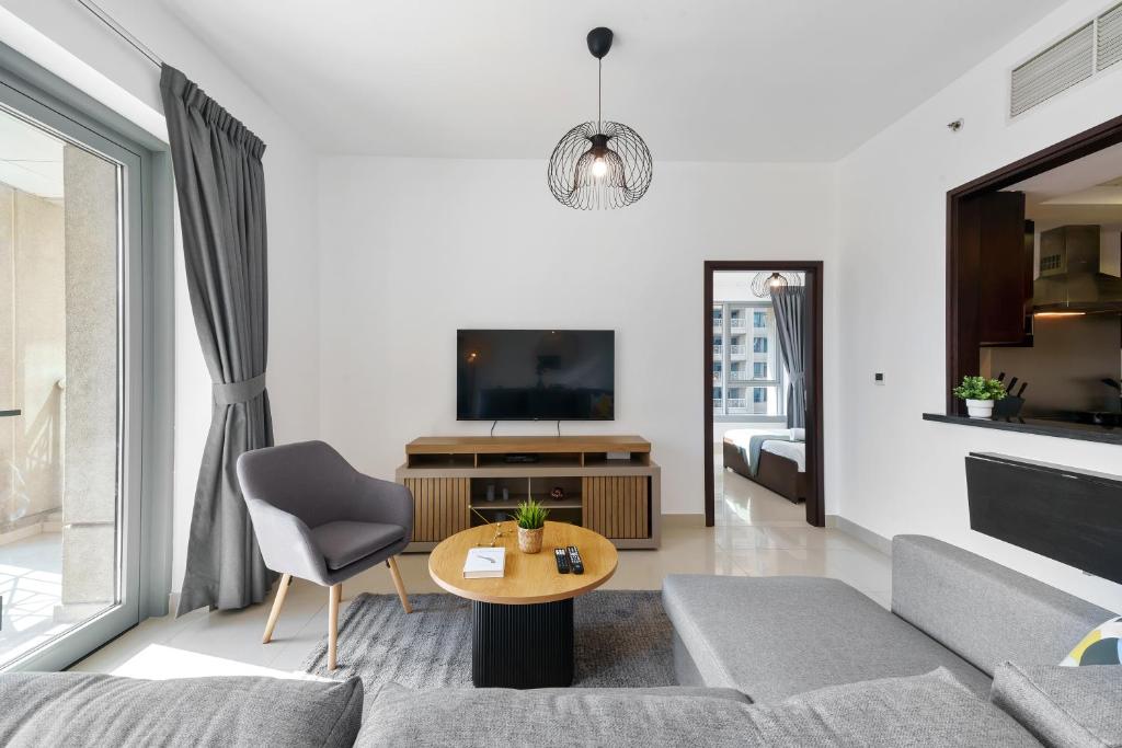 TV a/nebo společenská místnost v ubytování Cute 1 BR - Walk to Opera, Mall & Burj Khalifa