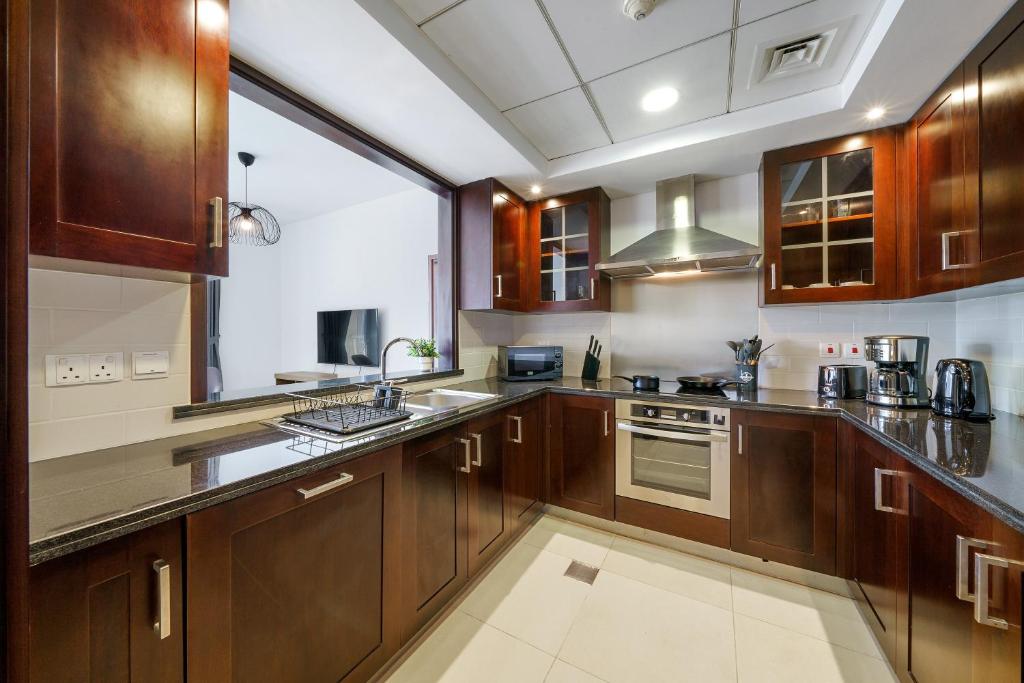 Kuchyň nebo kuchyňský kout v ubytování Cute 1 BR - Walk to Opera, Mall & Burj Khalifa