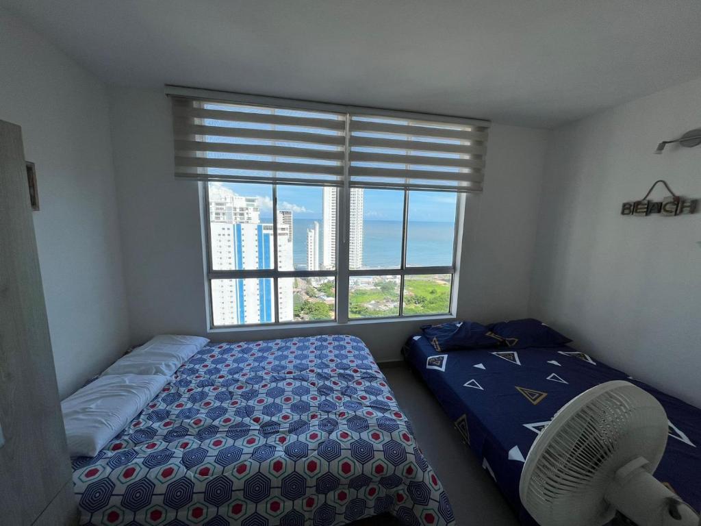 1 dormitorio con cama y ventana grande en Melody s private apartment en Cartagena de Indias