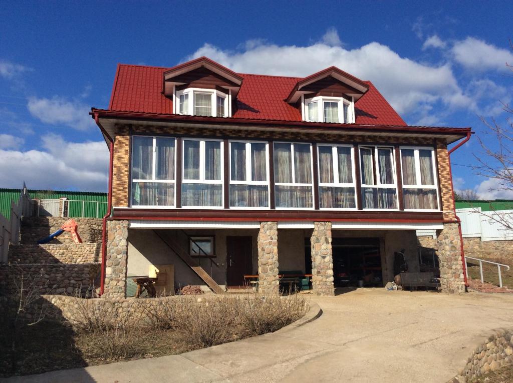 una casa en construcción con techo rojo en Lubimiy Prichal, en Zaborki