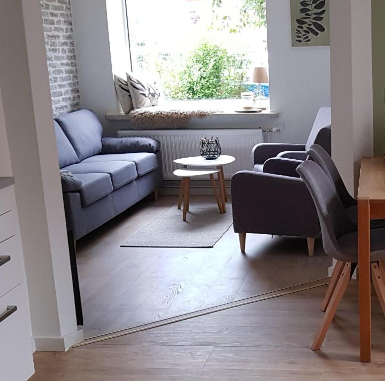 a living room with a couch and a table at Unterkunft - Alte Hofstraße - in Damlos