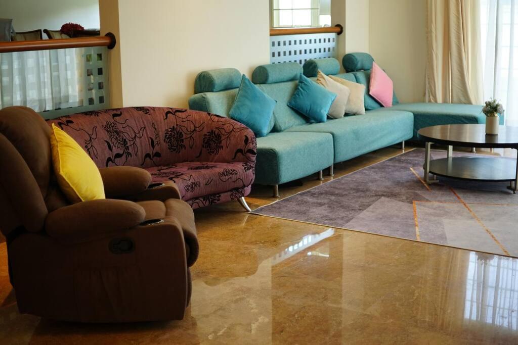 sala de estar con sofá y mesa en White House BEACH Executive Residence en Tanjung Bungah