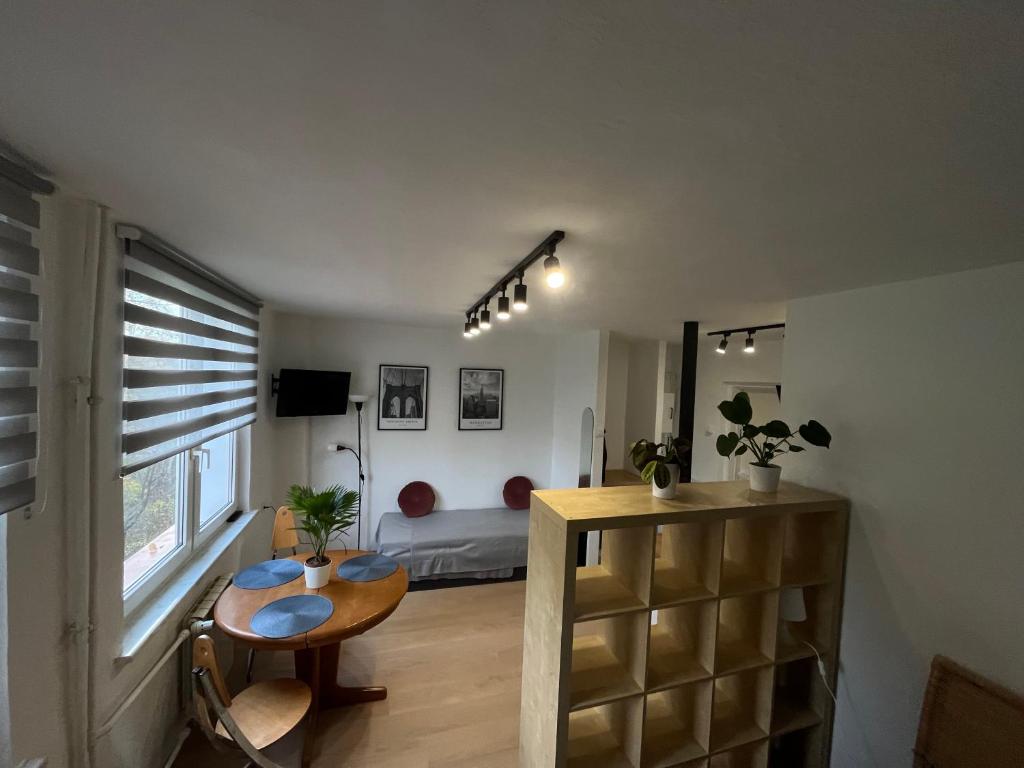 una camera con tavolo e una camera con letto di Murano Apartaments Promenada studio a Varsavia